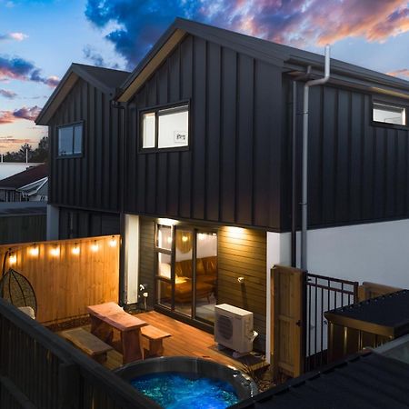 Cozy Retreat With Hot Tub Apartment Christchurch Exterior photo