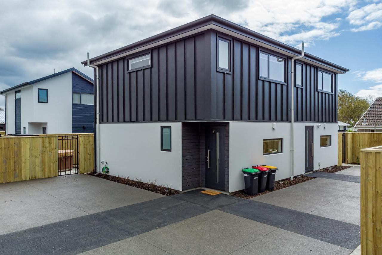 Cozy Retreat With Hot Tub Apartment Christchurch Exterior photo