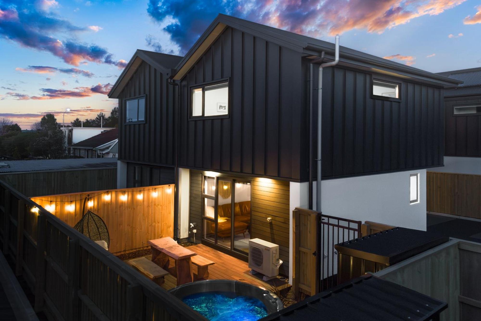 Cozy Retreat With Hot Tub Apartment Christchurch Exterior photo