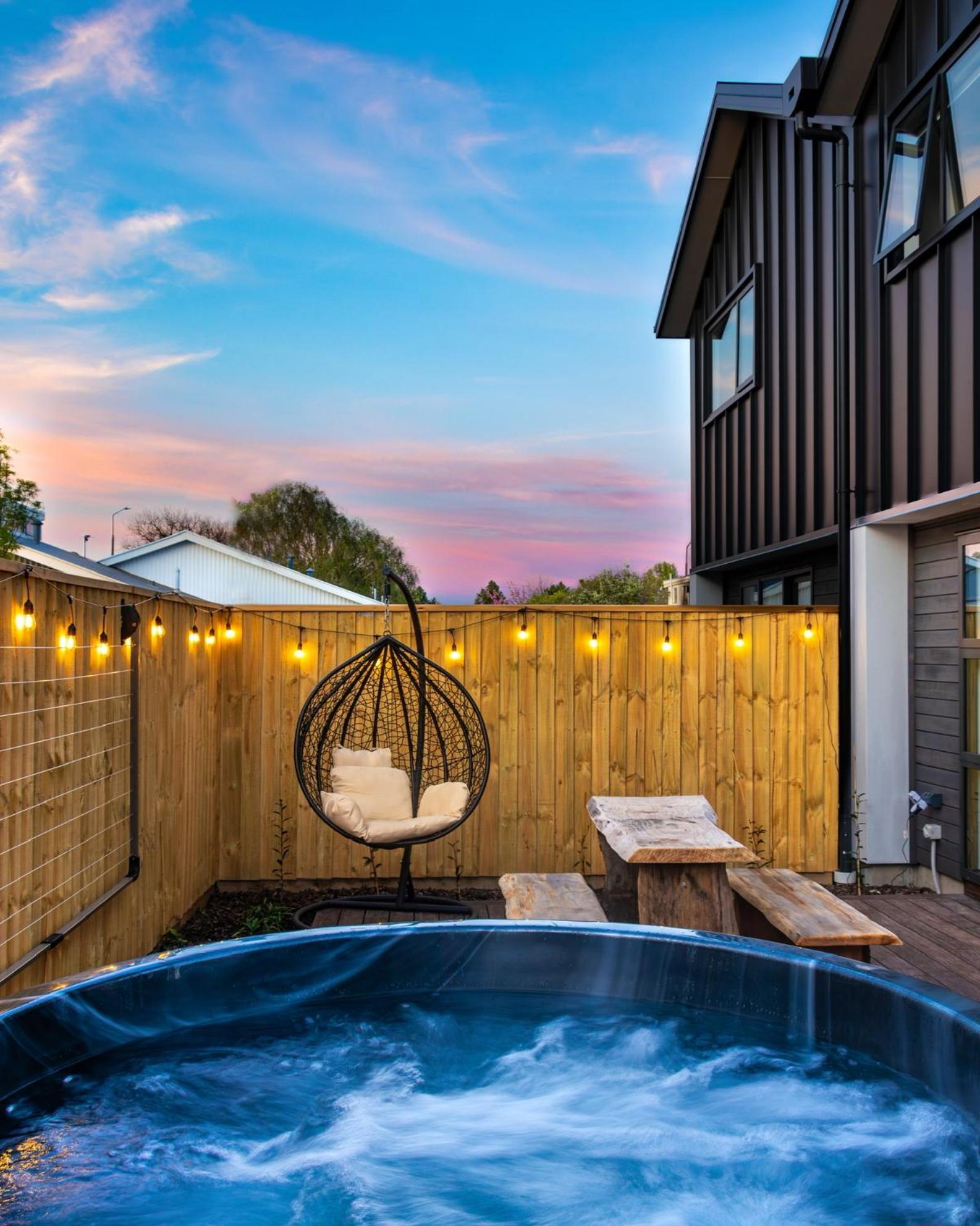 Cozy Retreat With Hot Tub Apartment Christchurch Exterior photo